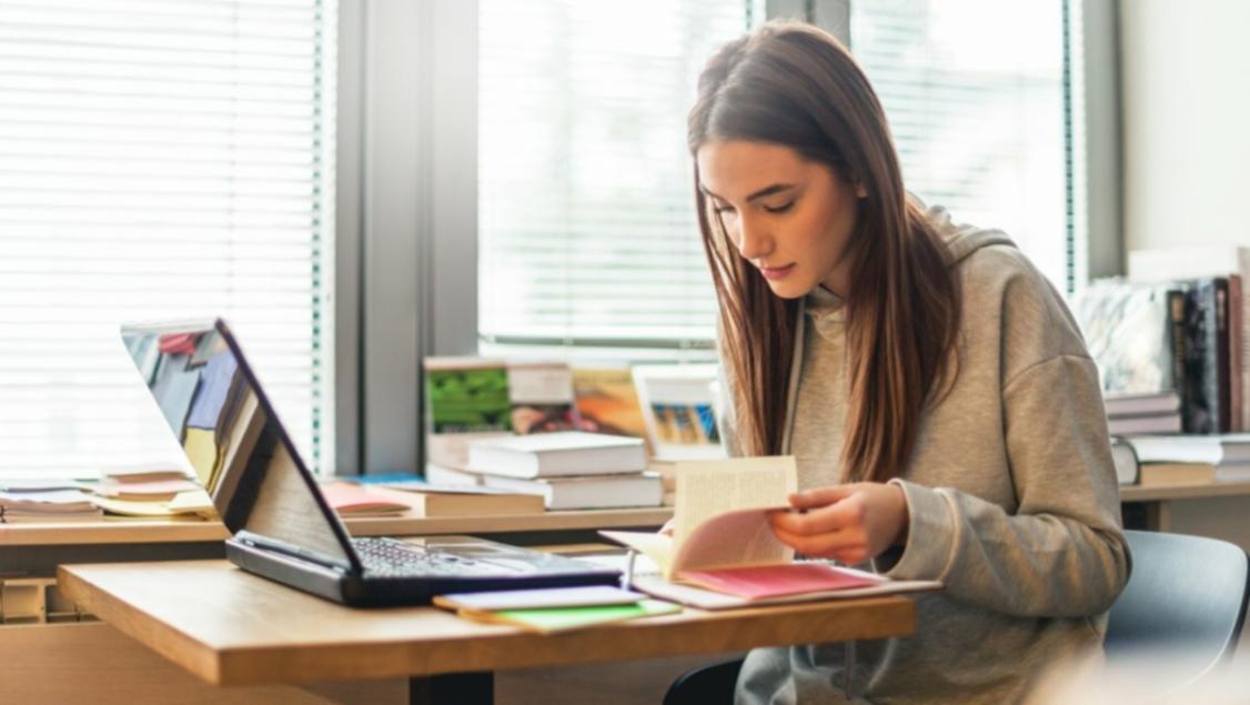 Participants engagés dans une session de formation interactive sur les finances personnelles